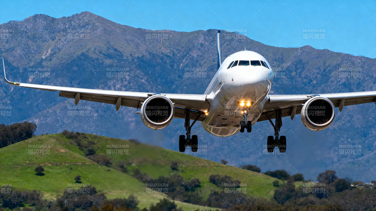 飞机降落山景前图片