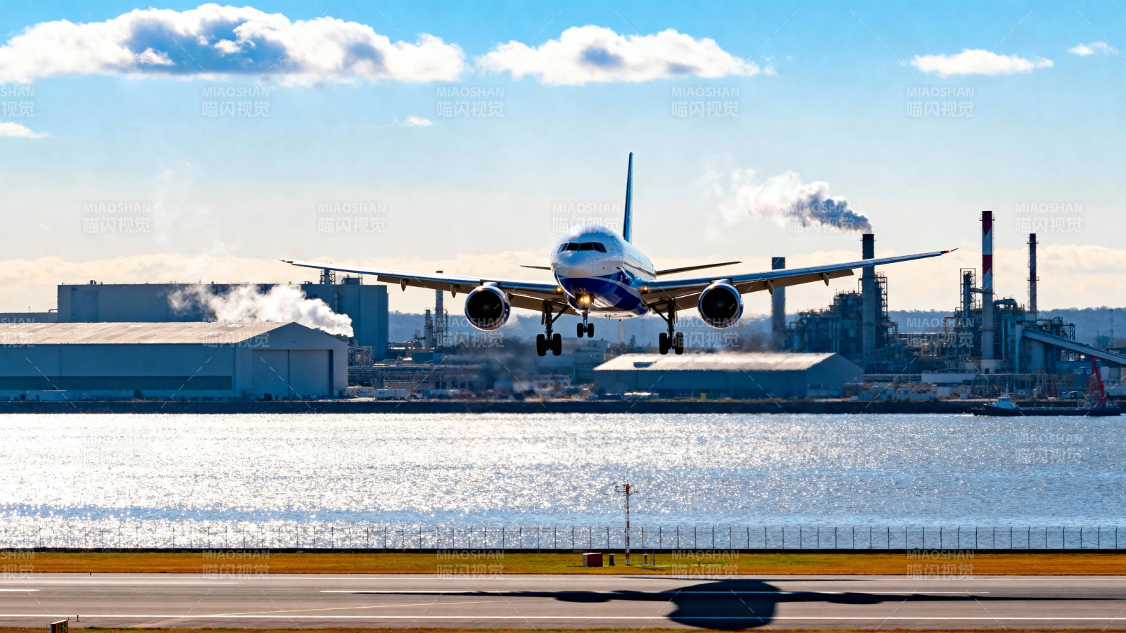 飞机临水起飞 工业背景映衬图片