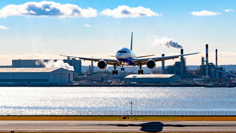 飞机临水起飞 工业背景映衬图片