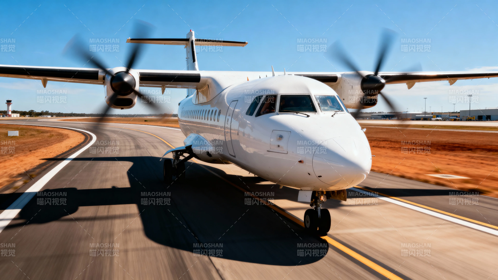 双发涡桨飞机滑行中图片
