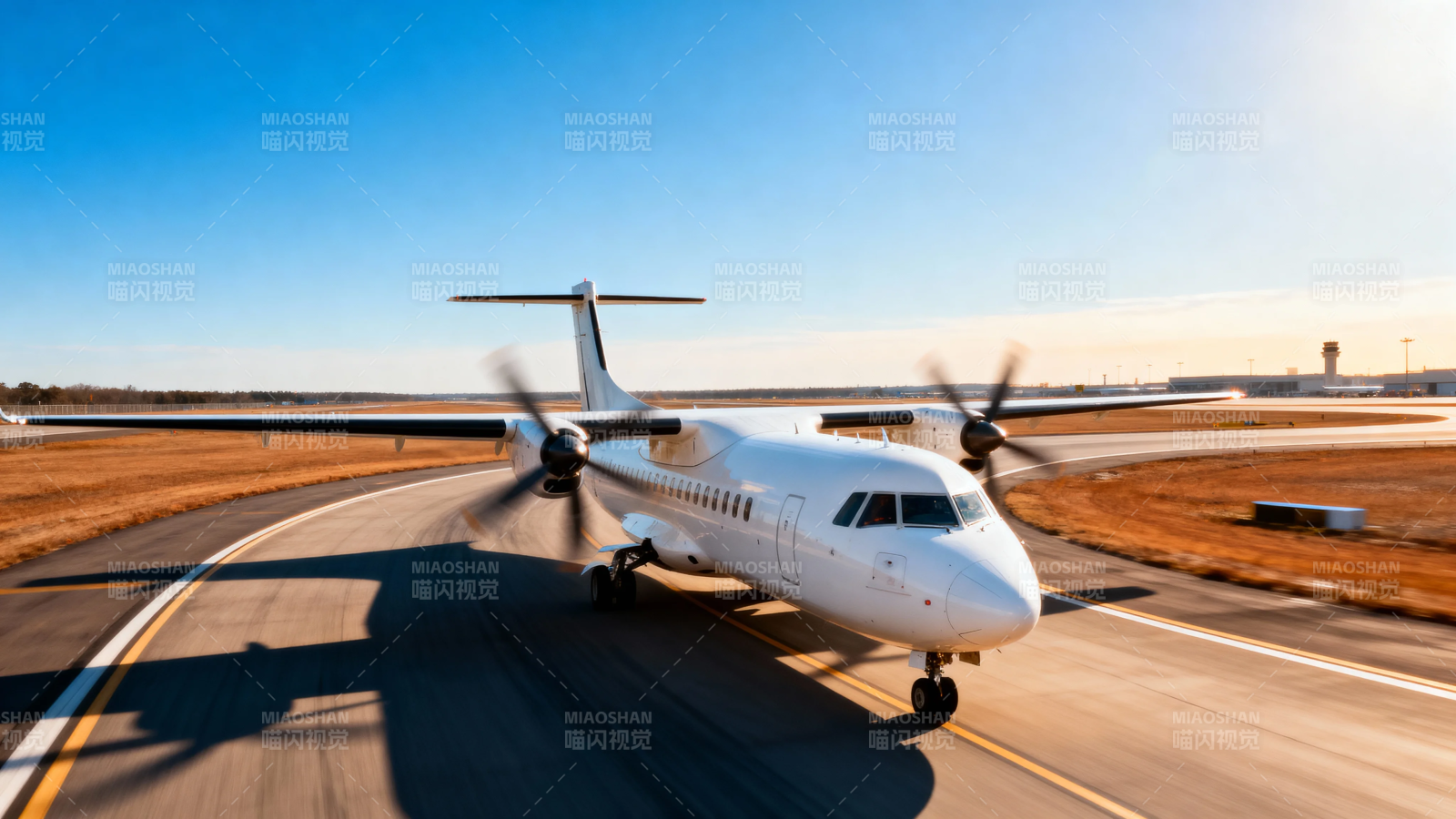 双发涡桨飞机滑行中图片