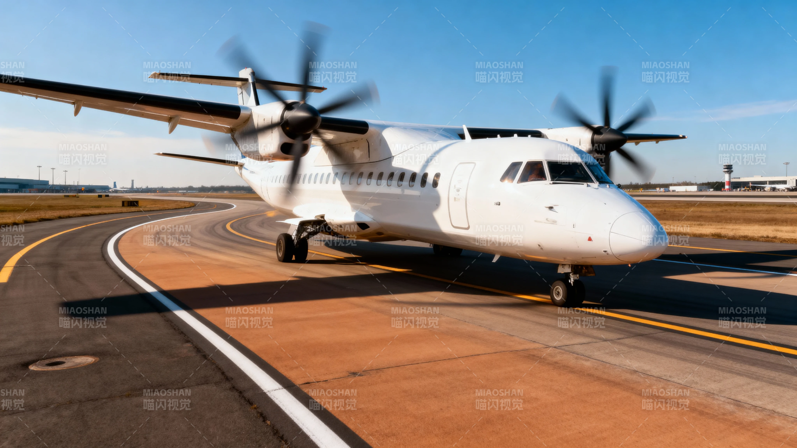 双发涡桨飞机滑行中图片