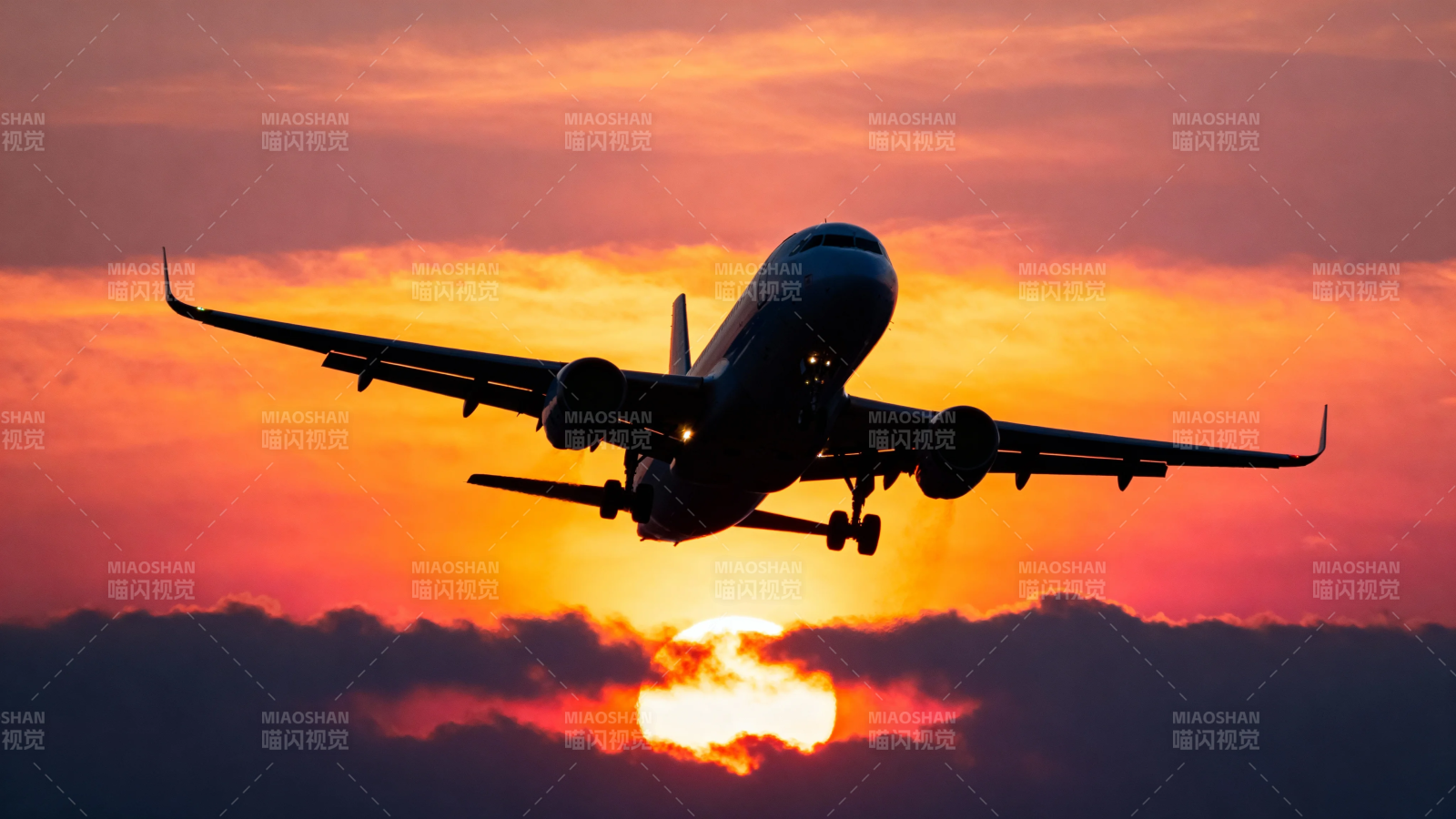 夕阳下飞机剪影起飞图片