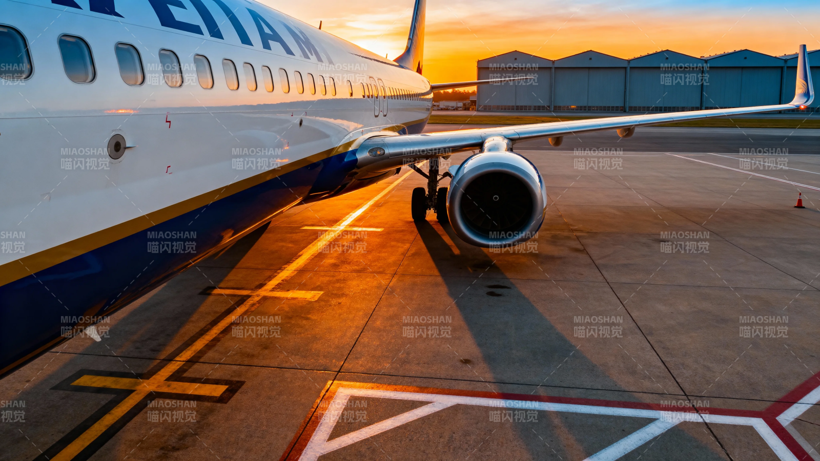 夕阳下的飞机静候起飞图片