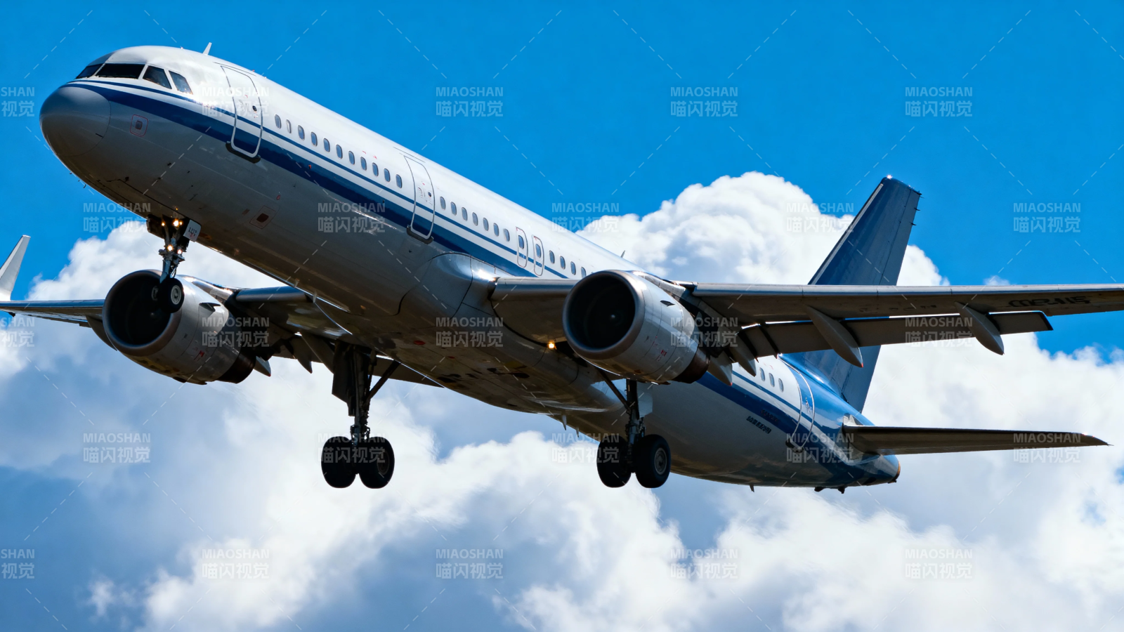 飞机降落蓝天白云间图片