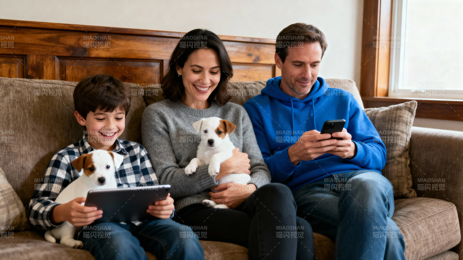 一家四口温馨居家时光图片