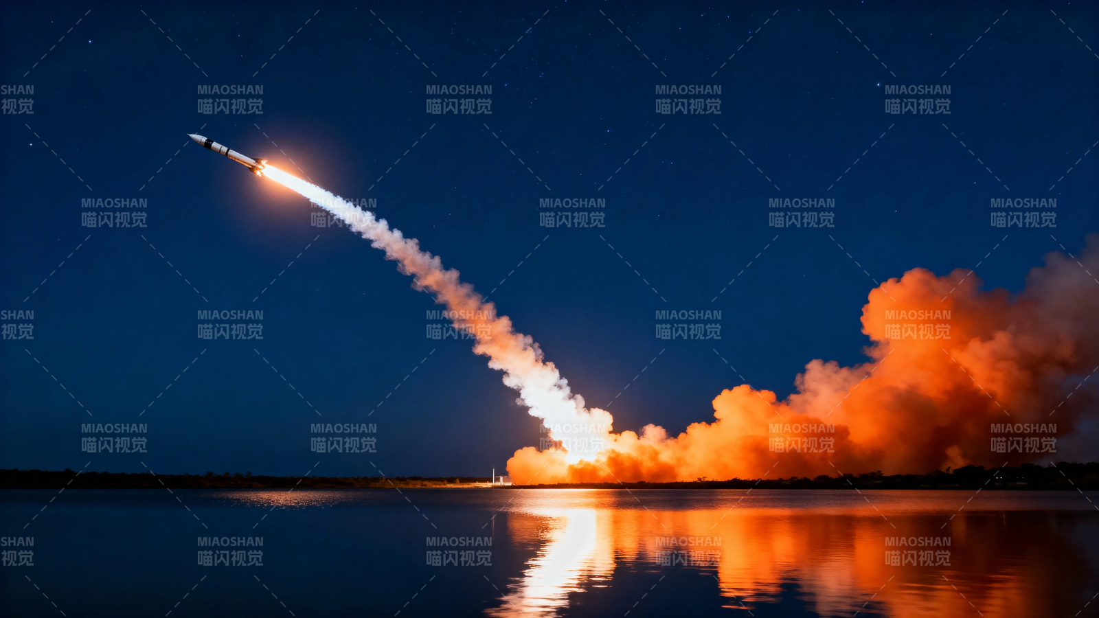 火箭夜射 火光映水天图片