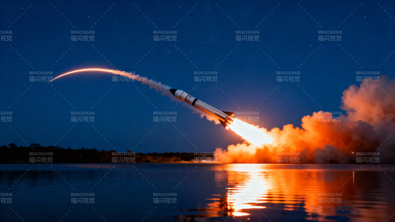 火箭夜升 火光映水天图片