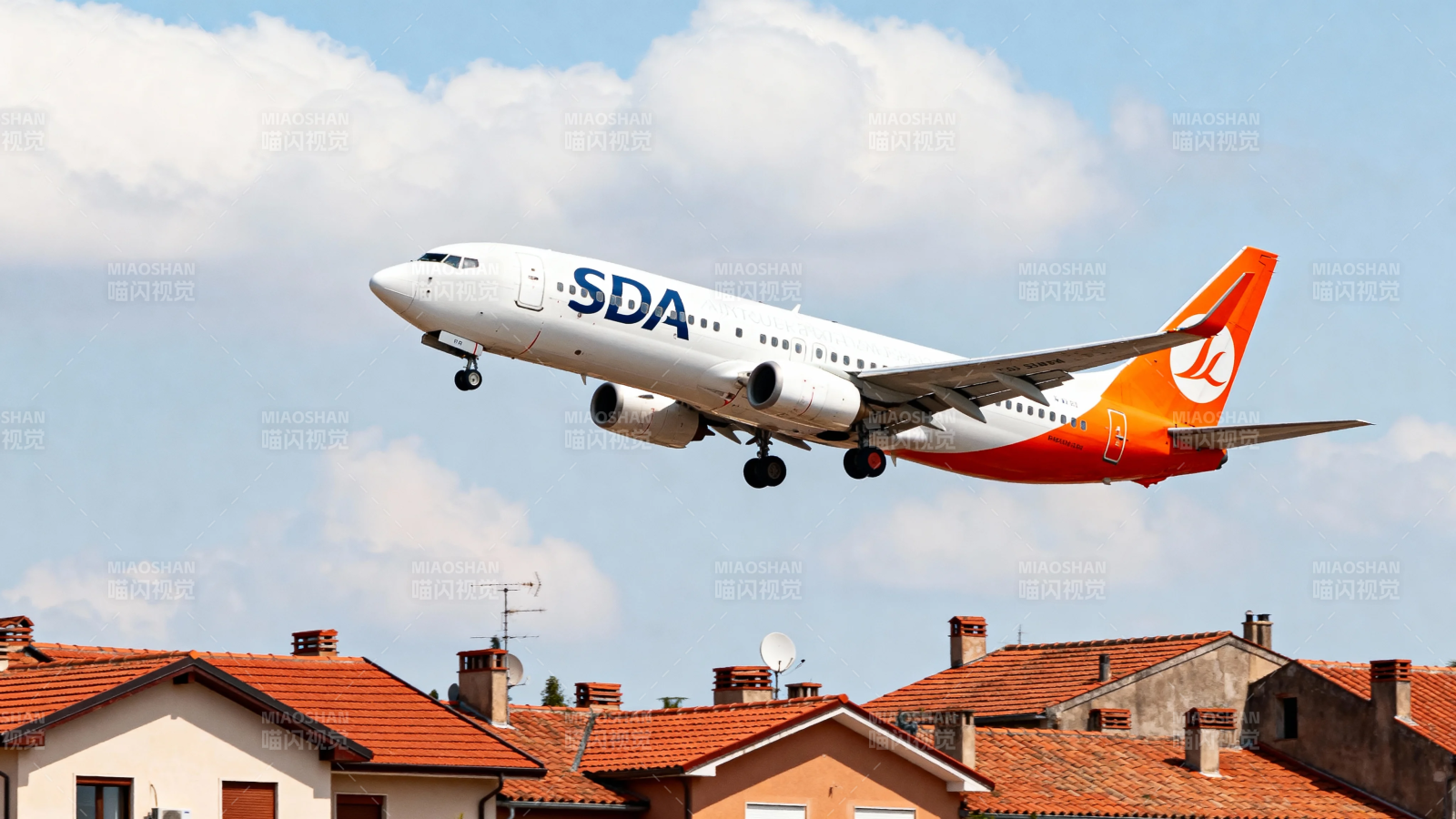 SDA飞机低空飞过红瓦屋顶图片