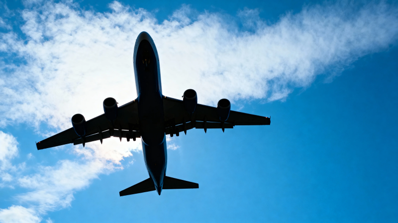 飞机剪影掠蓝天图片