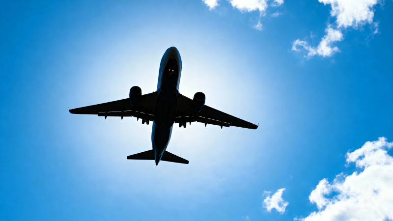 飞机剪影掠蓝天图片