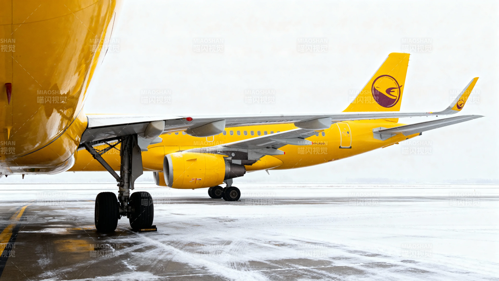 雪地黄飞机静待起飞图片