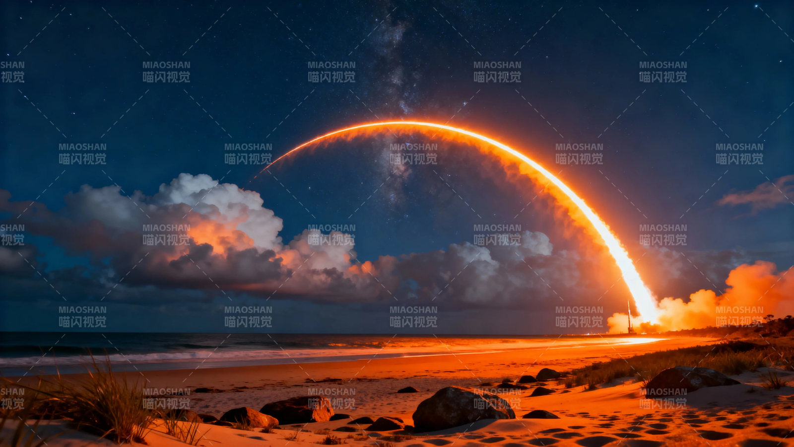 星夜火弧落海 沙岸燃梦图片