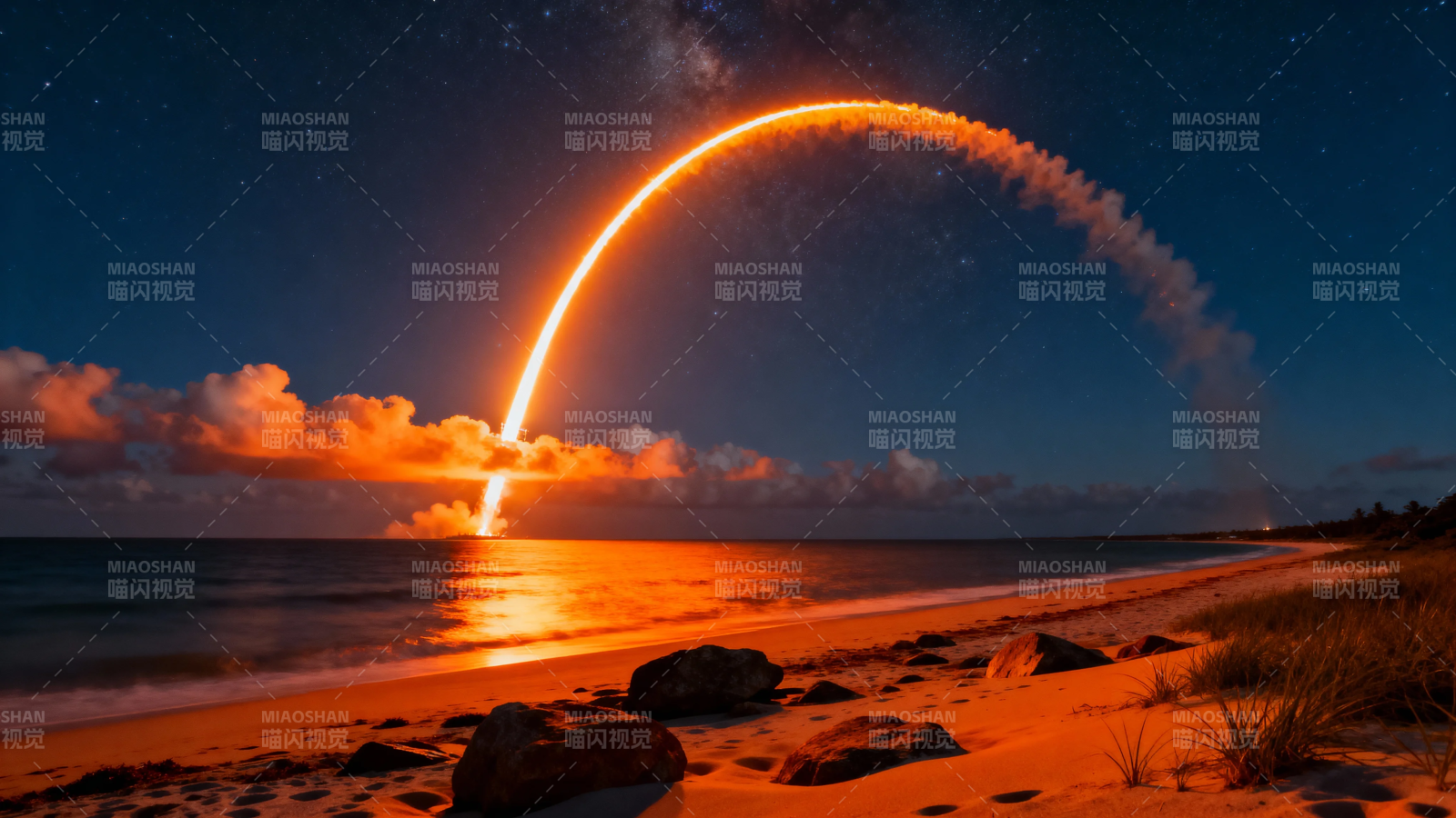 夜空火弧映海 星轨如虹图片