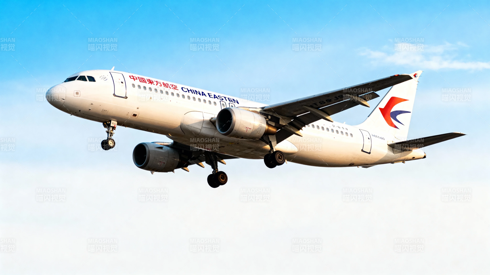 东航客机蓝天起飞图片