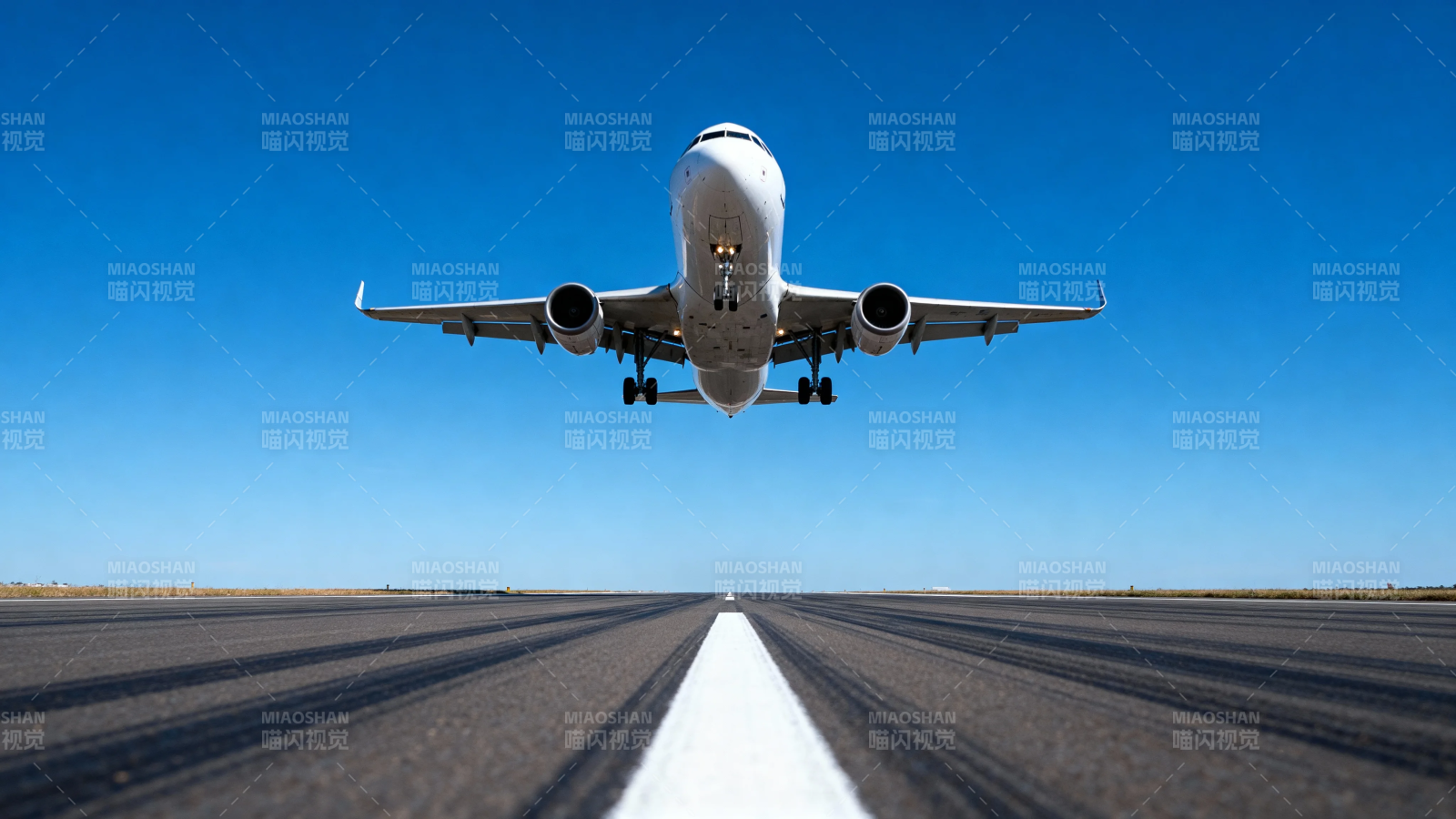 飞机起飞瞬间 蓝天跑道图片