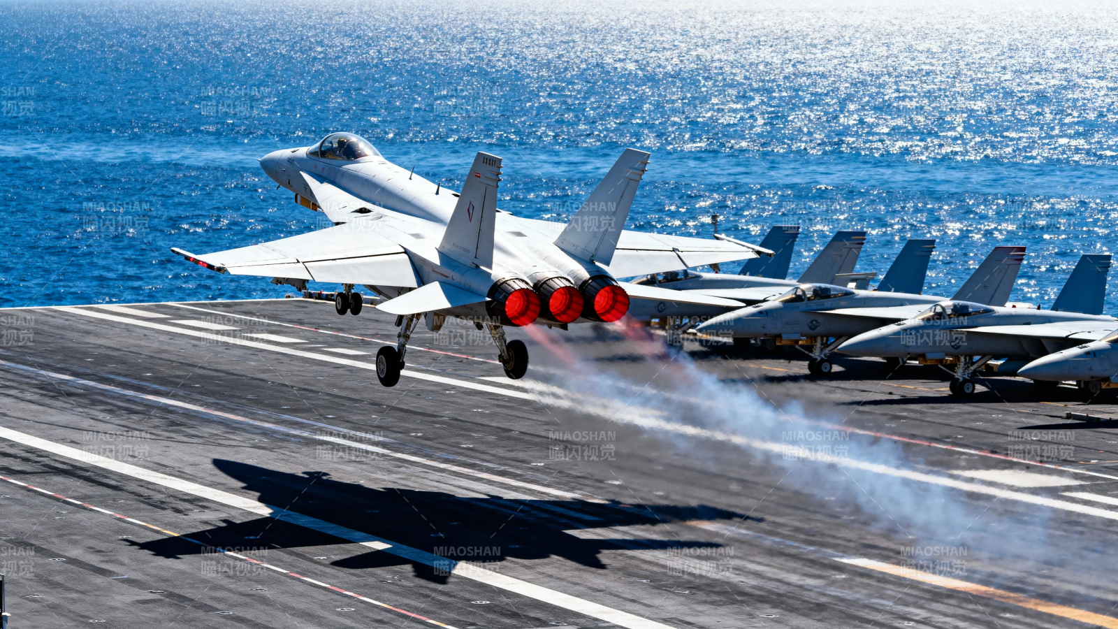舰载机起飞 海天之间展雄姿图片