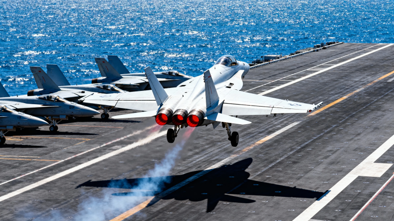 舰载机起飞 尾焰喷薄图片