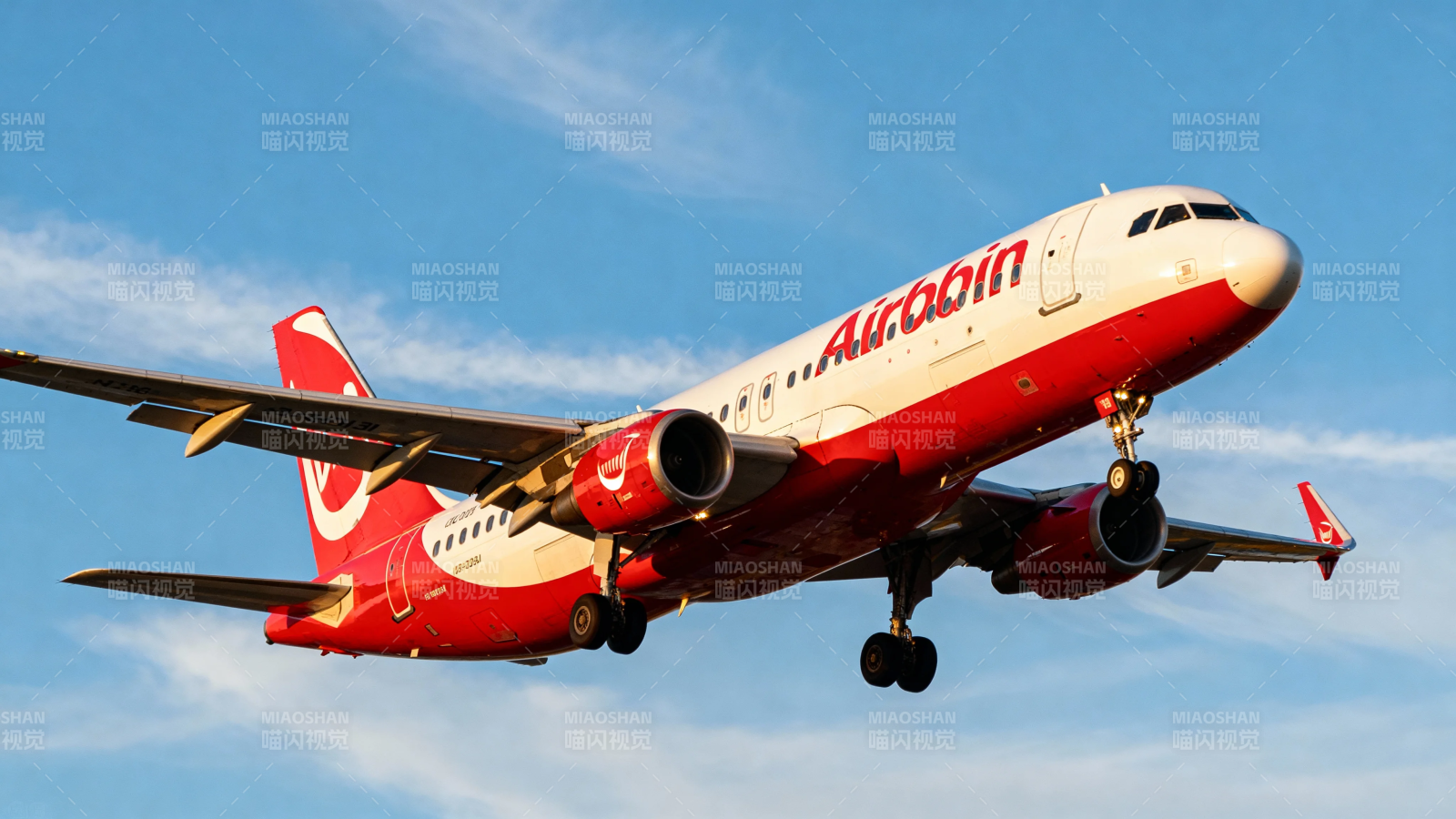 红白客机蓝天起飞图片