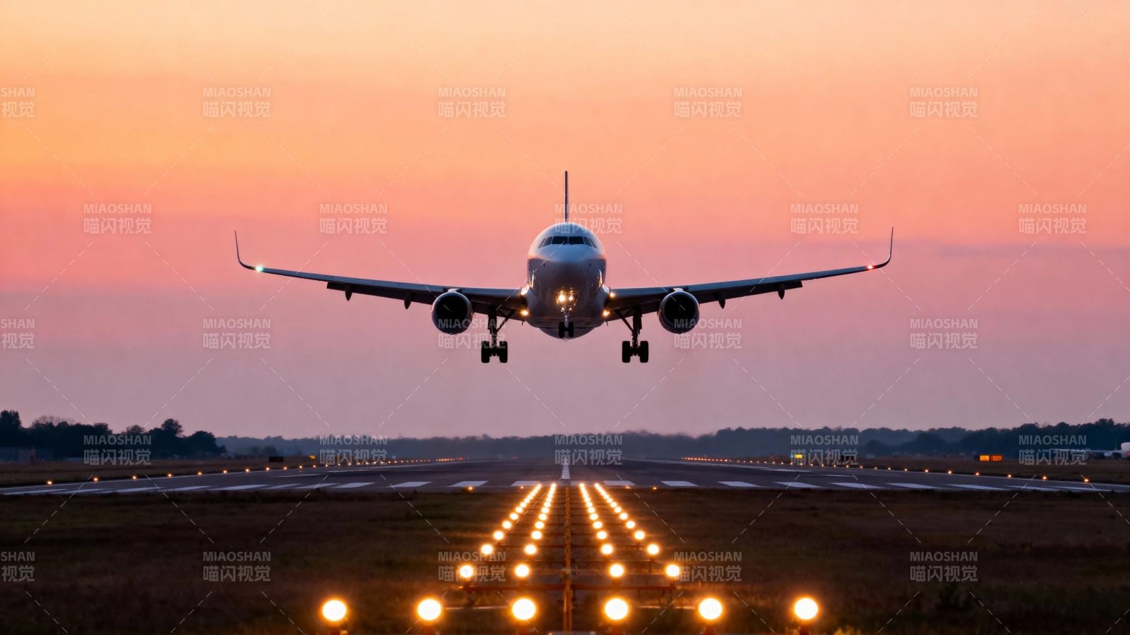 夕阳下飞机降落跑道图片