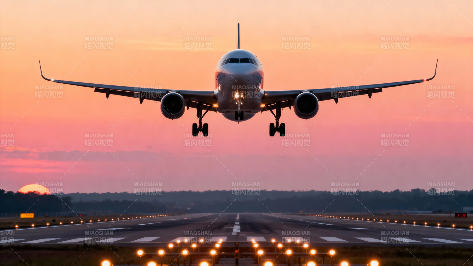 夕阳下飞机降落跑道图片