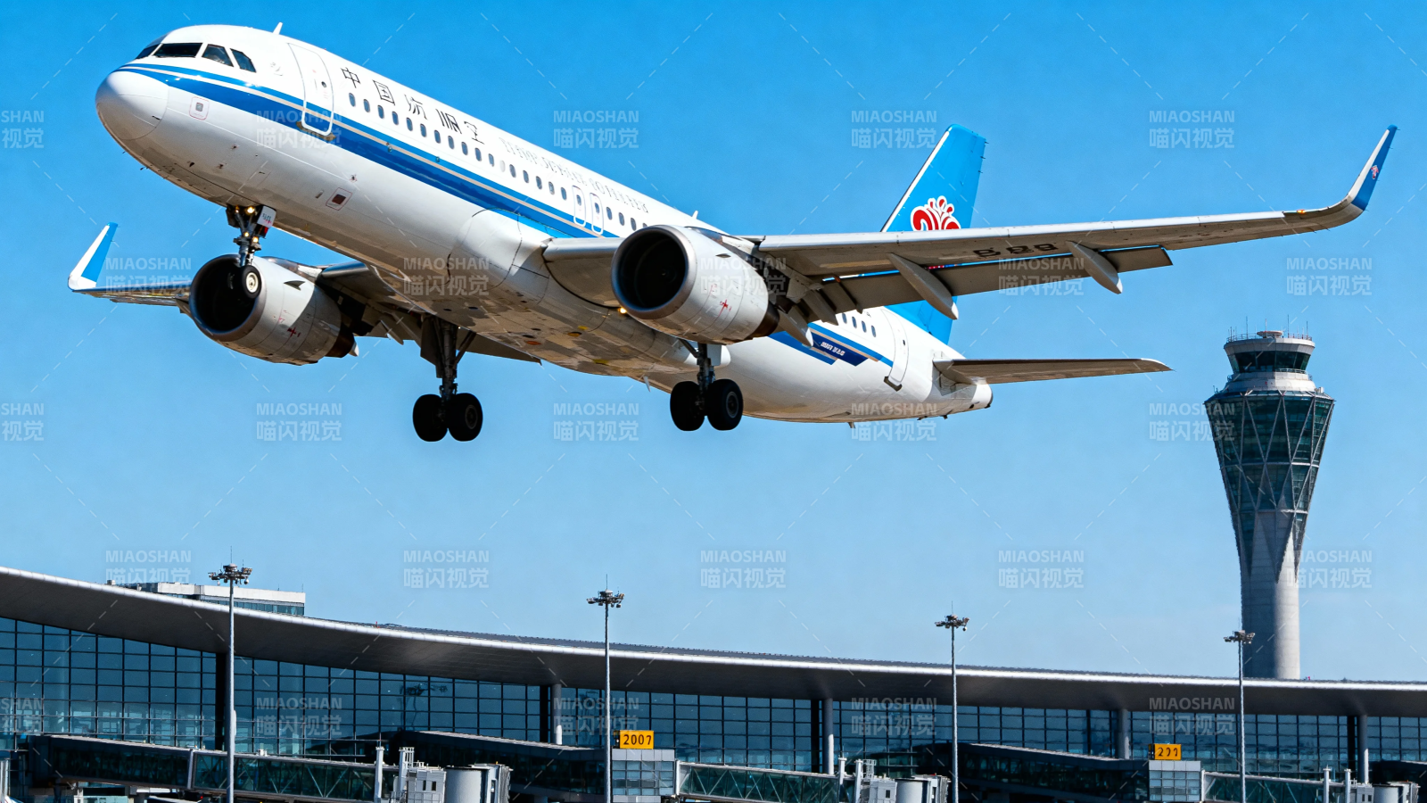 客机起飞 塔台守望蓝天图片