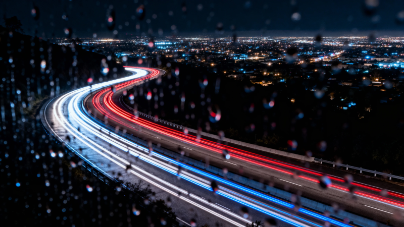 雨夜车流 城市光轨如梦图片