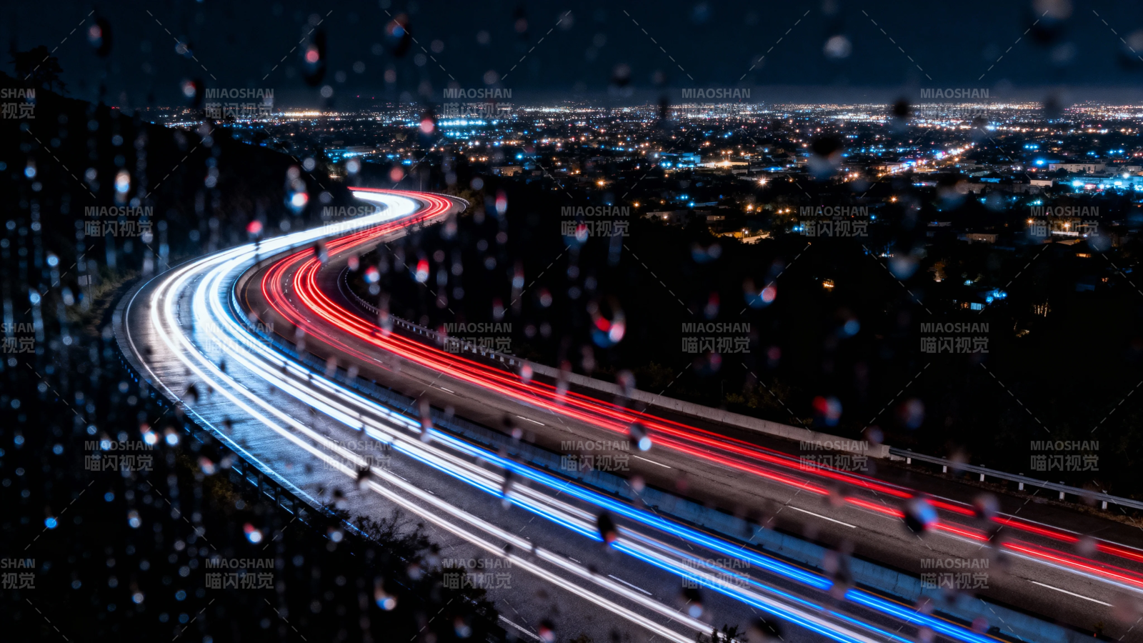 雨夜车流 城市光轨如梦图片