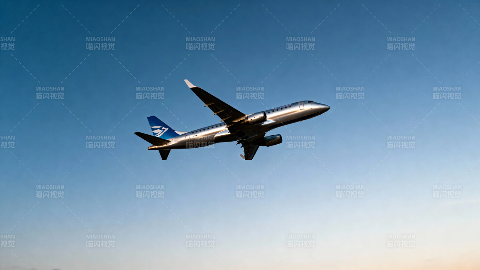 飞机翱翔蓝天图片