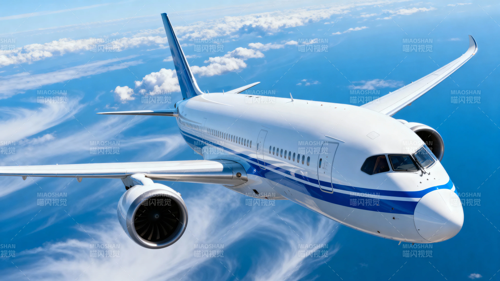 蓝天翱翔 客机掠云间图片