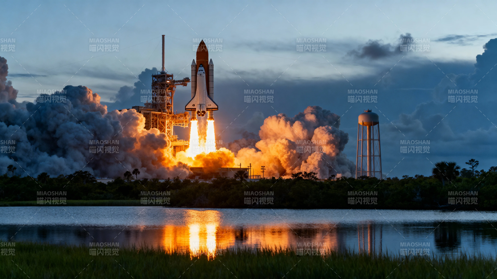 航天飞机发射 火光映水天图片