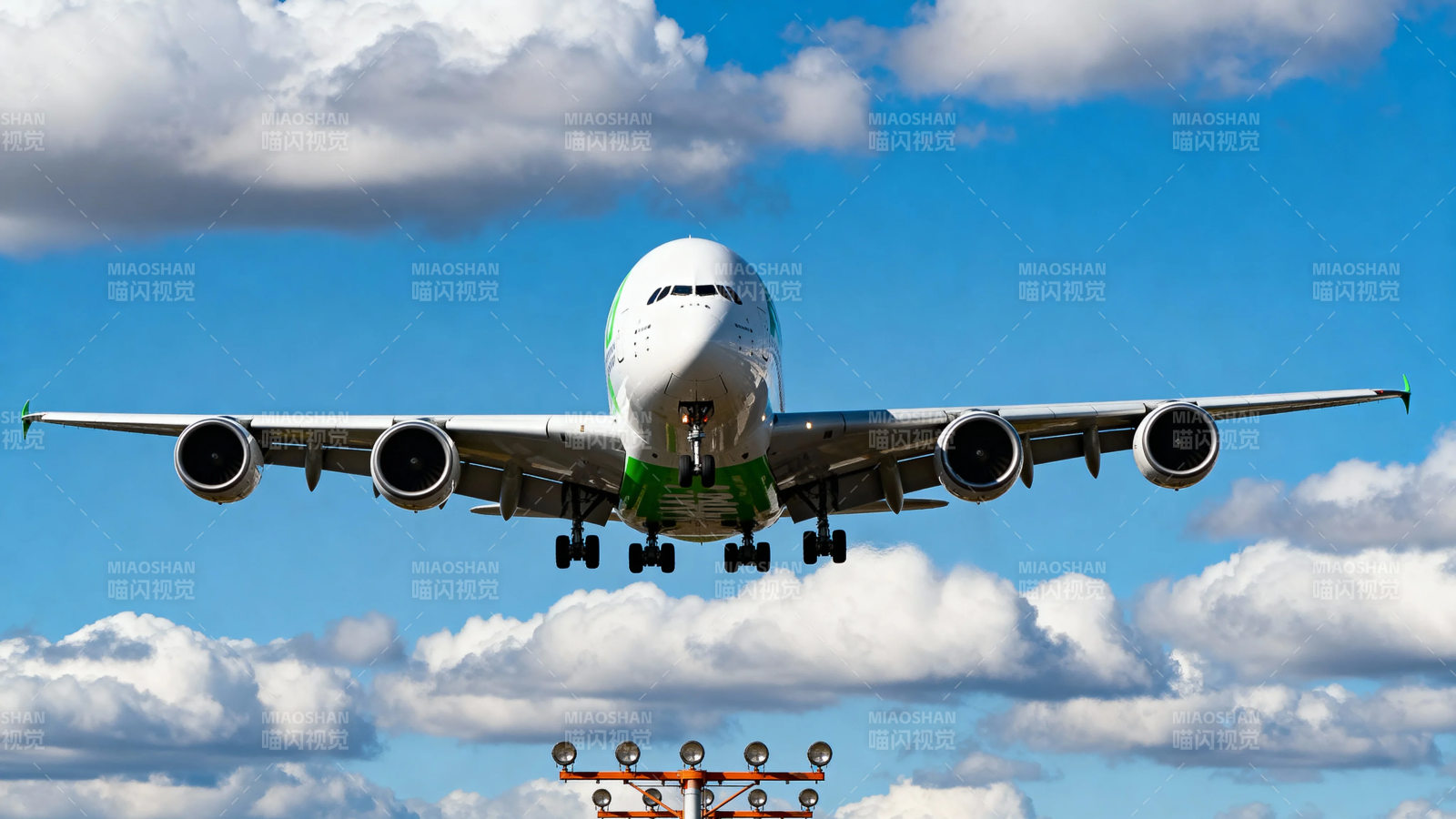 客机降落蓝天白云间图片