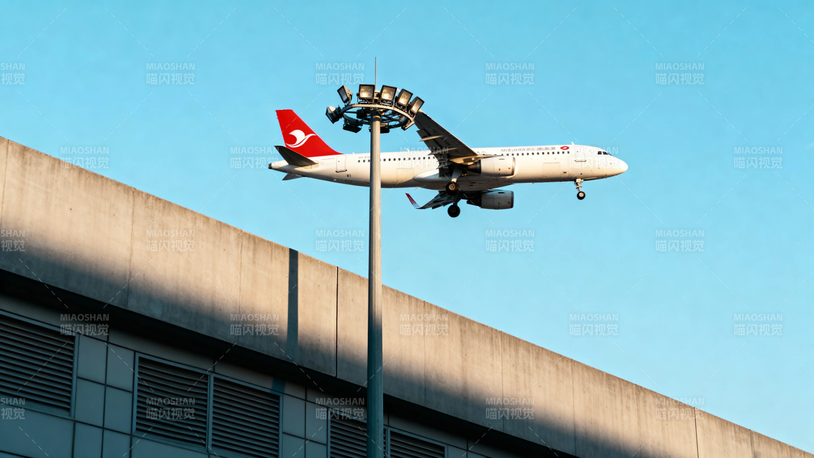 飞机掠过机场屋顶图片