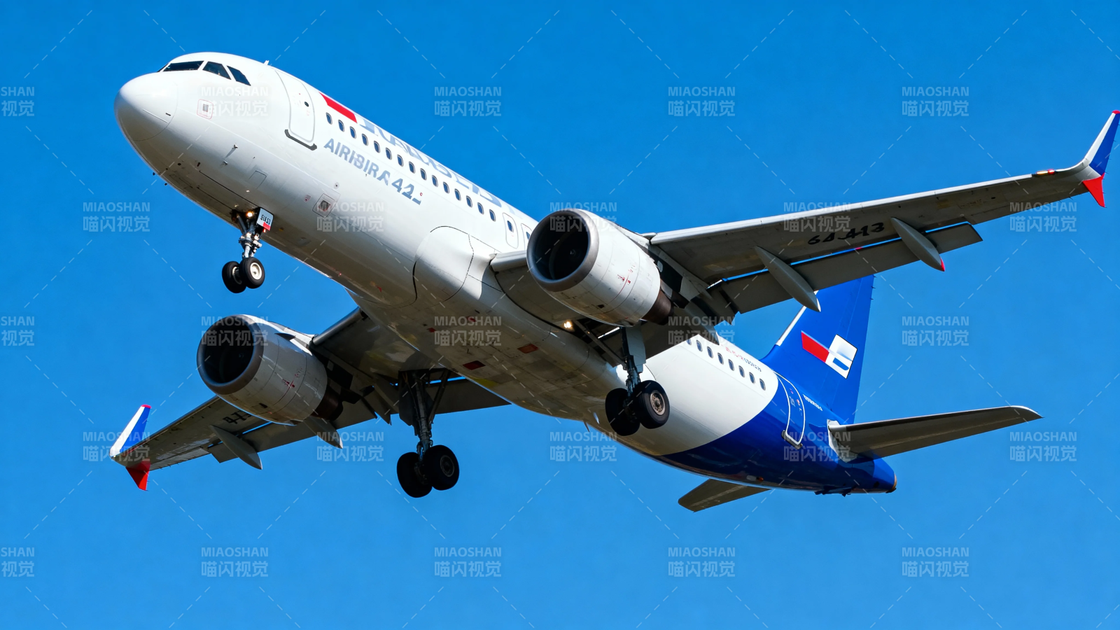 蓝天下的客机起飞瞬间图片