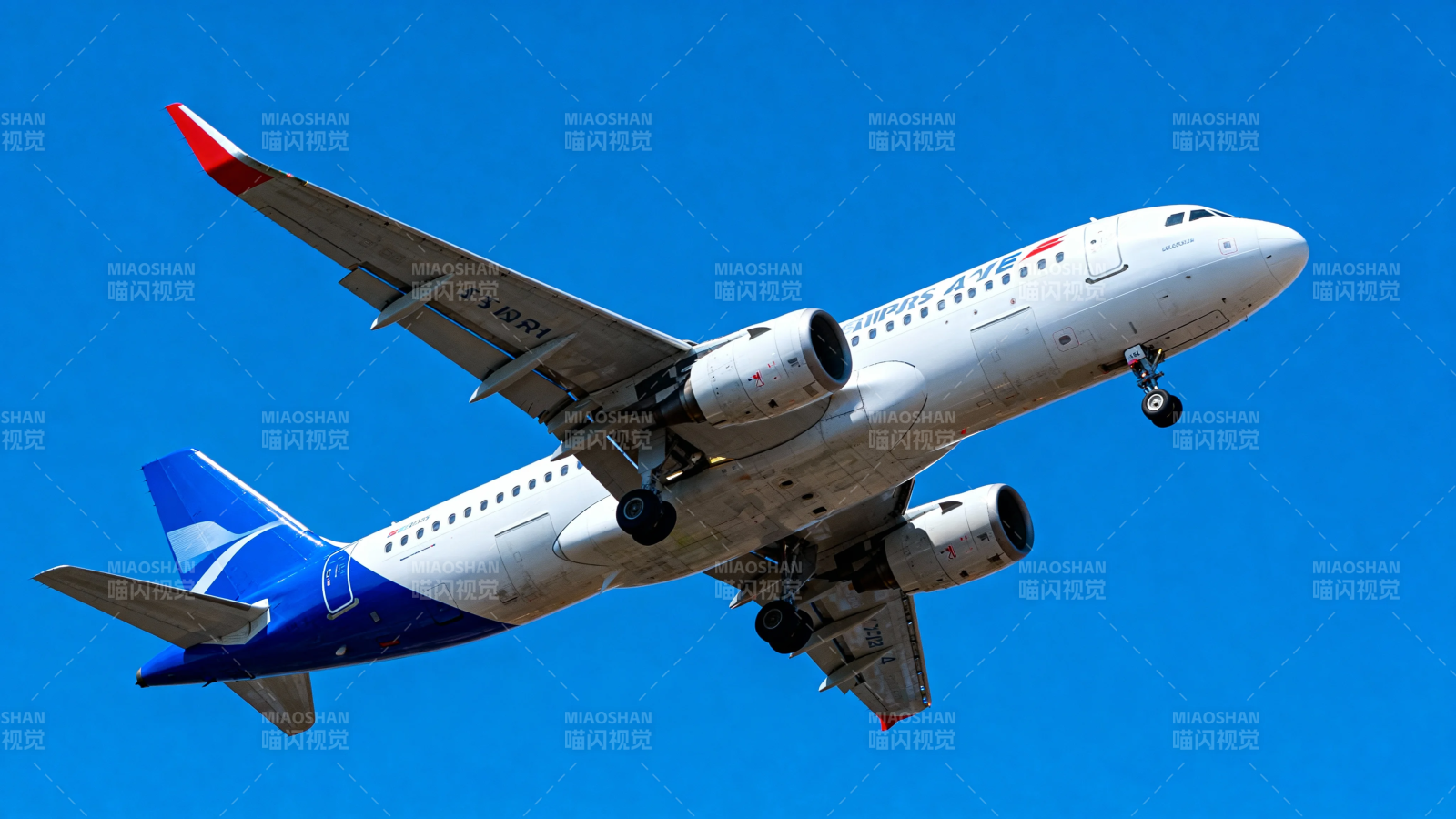 蓝天下的客机起飞瞬间图片