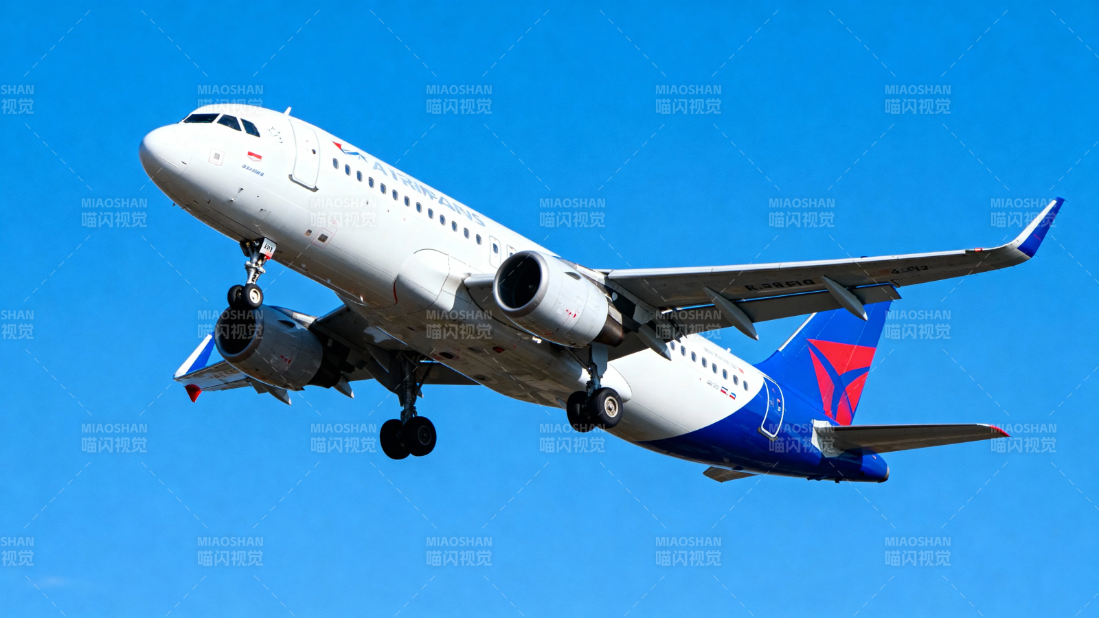 达美航空客机蓝天起飞图片