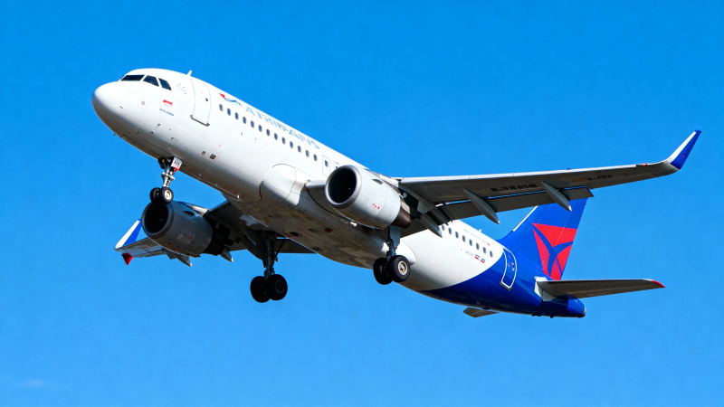 达美航空客机蓝天起飞图片