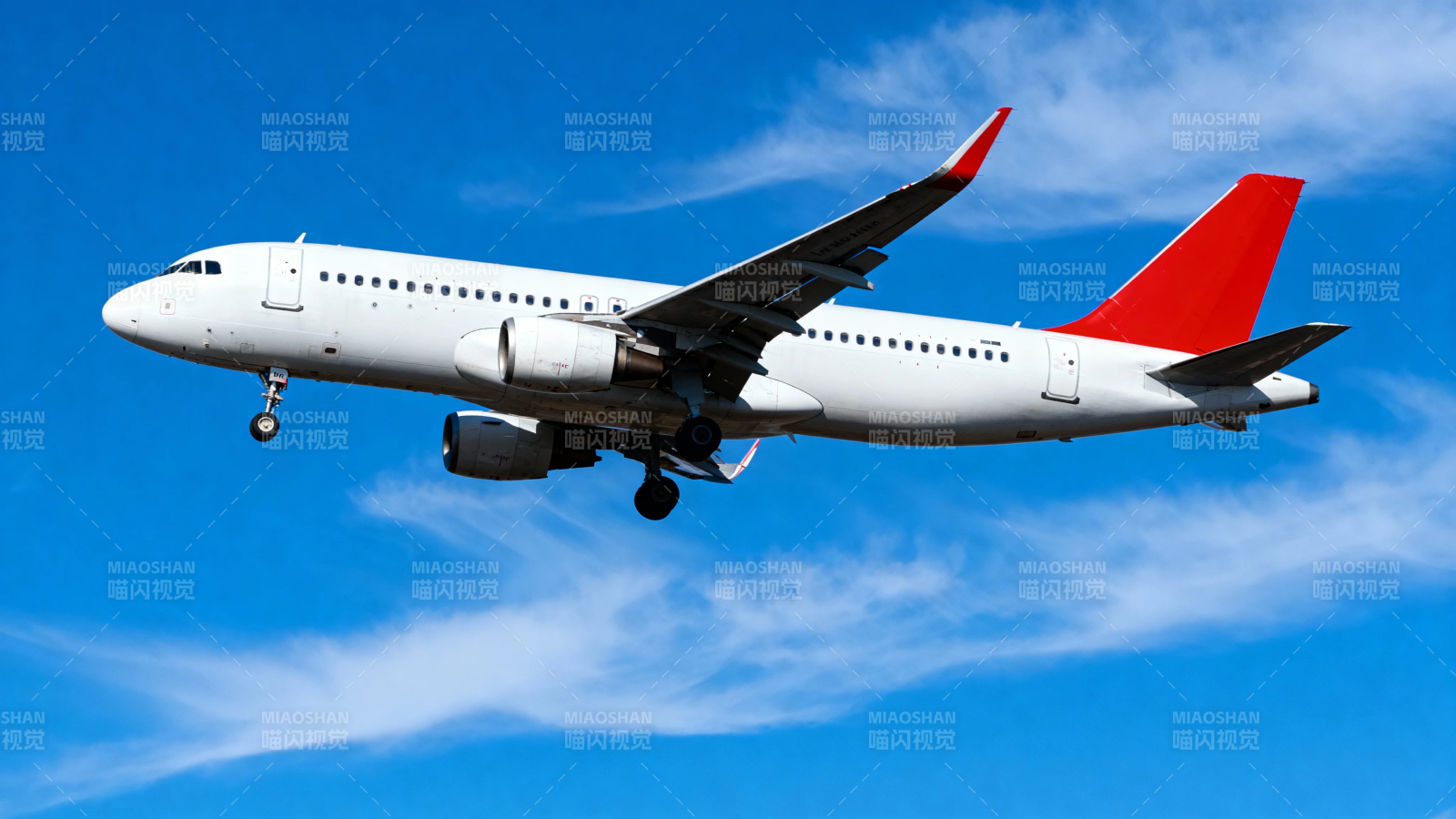 红尾客机蓝天飞行图片