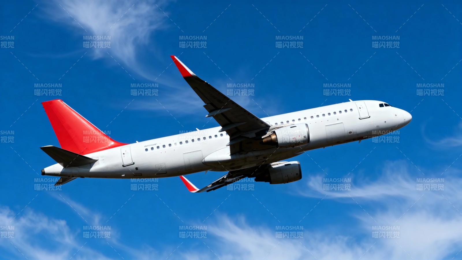 红尾客机蓝天翱翔图片