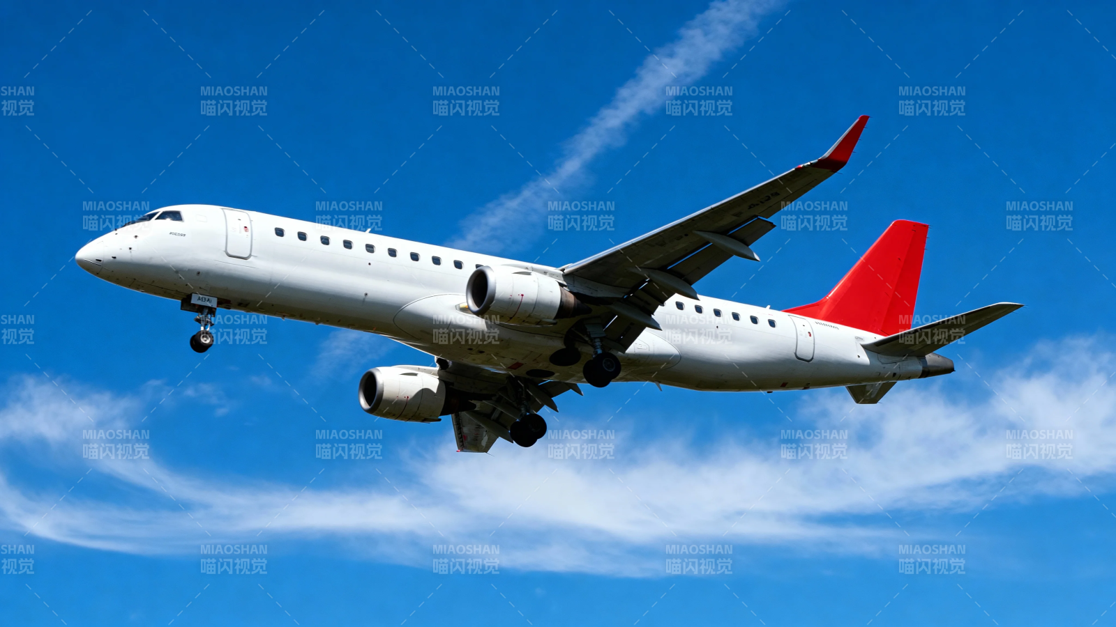 红尾客机蓝天翱翔图片