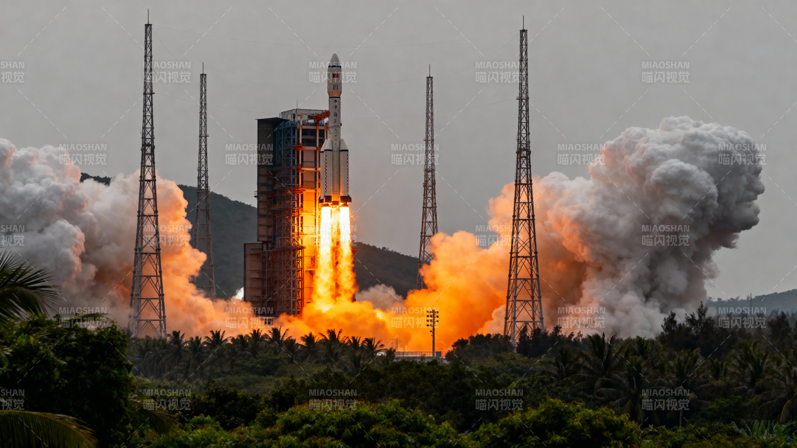 火箭发射 烈焰腾空图片