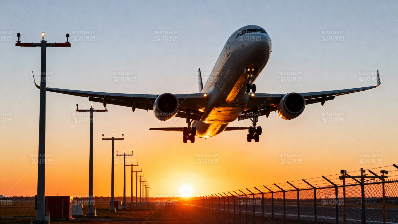 夕阳下飞机起飞瞬间图片