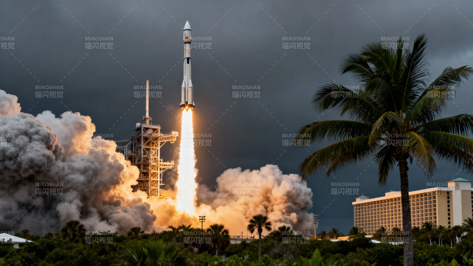 火箭升空 椰影伴焰图片