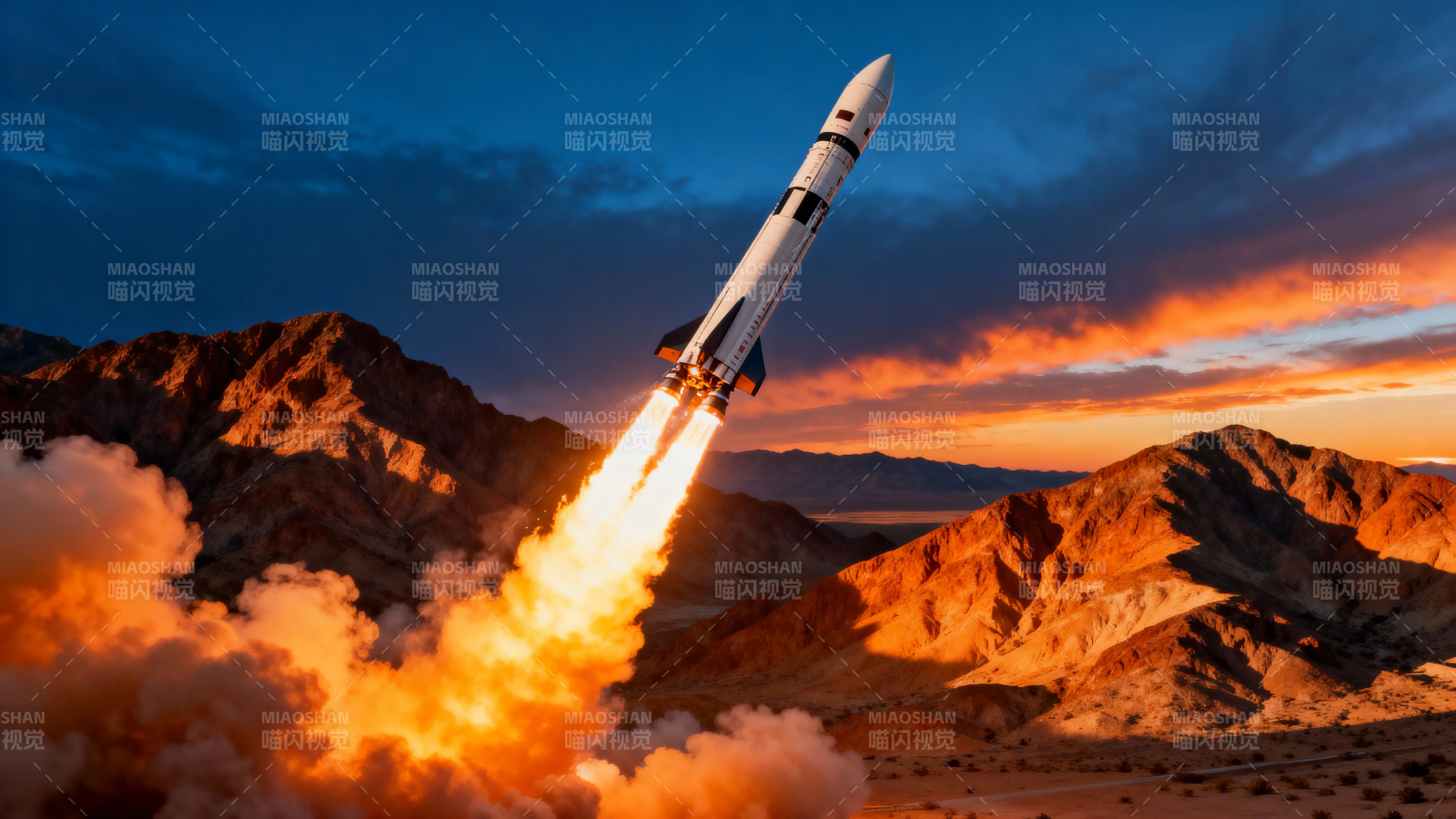 火箭升空 烈焰划破黄昏山峦图片