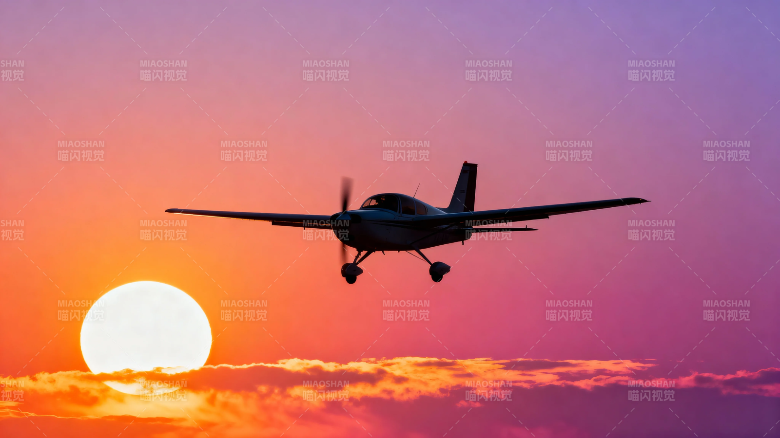 夕阳下飞机剪影飞行图片