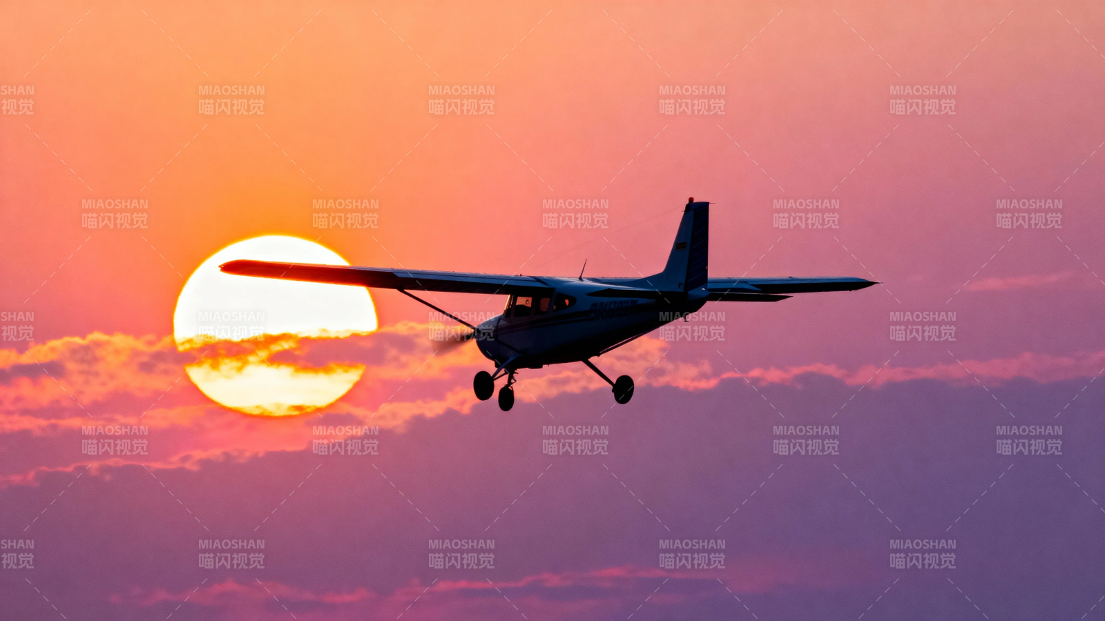 夕阳下飞机剪影飞行图片