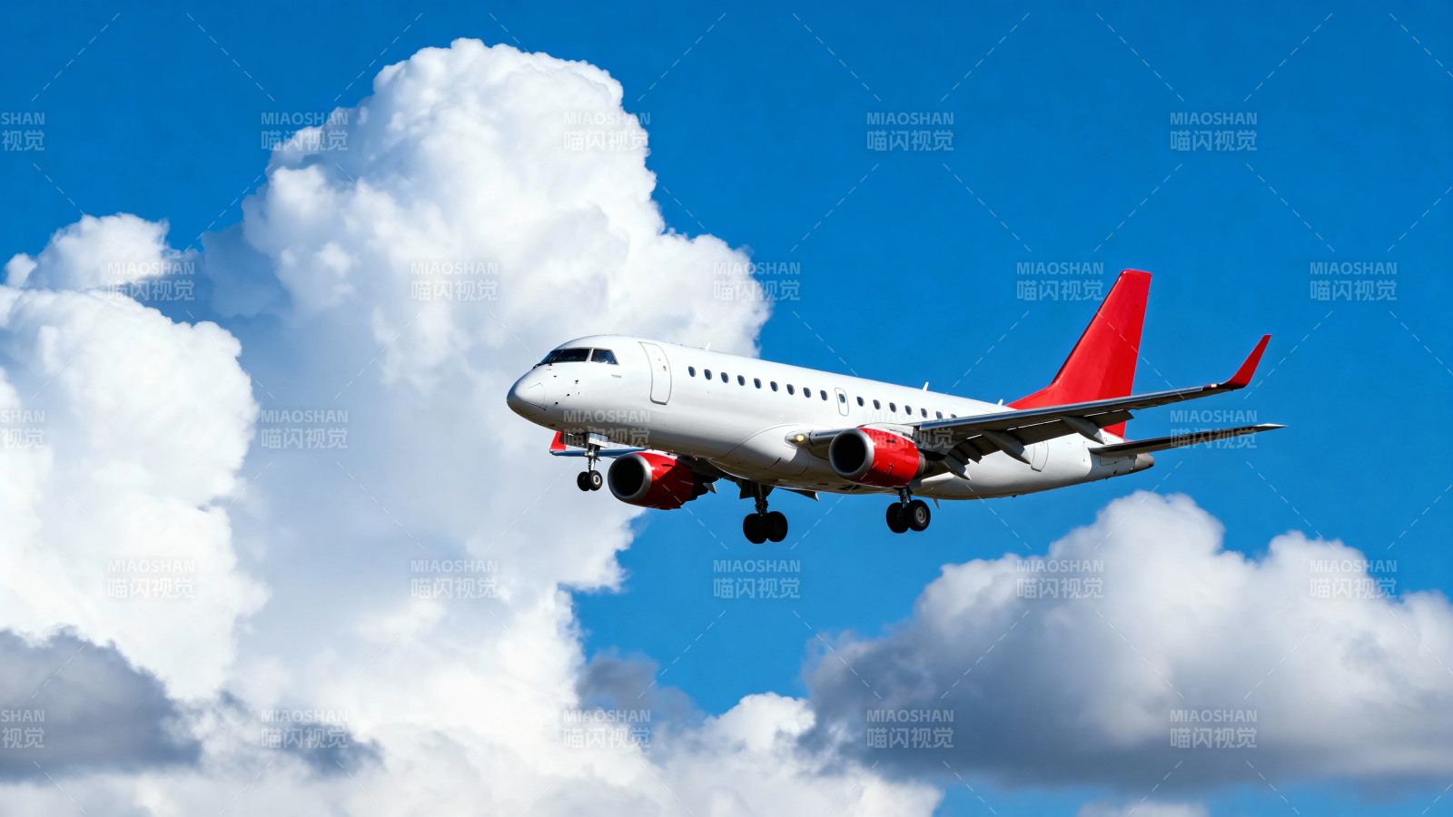 红尾客机穿云飞行图片
