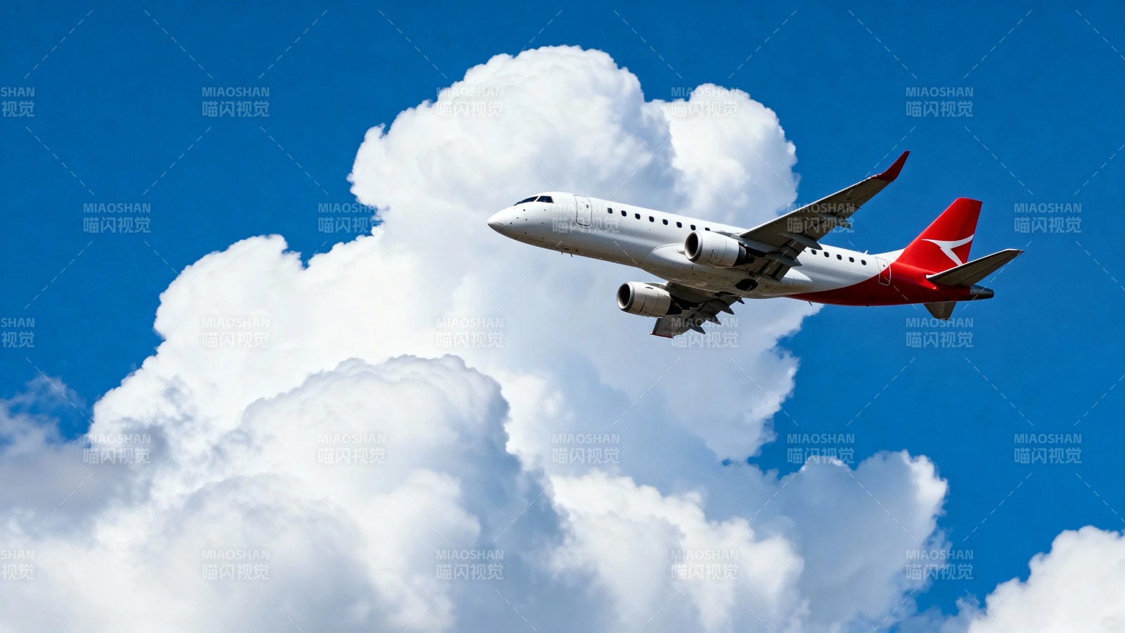 红尾客机穿云飞行图片
