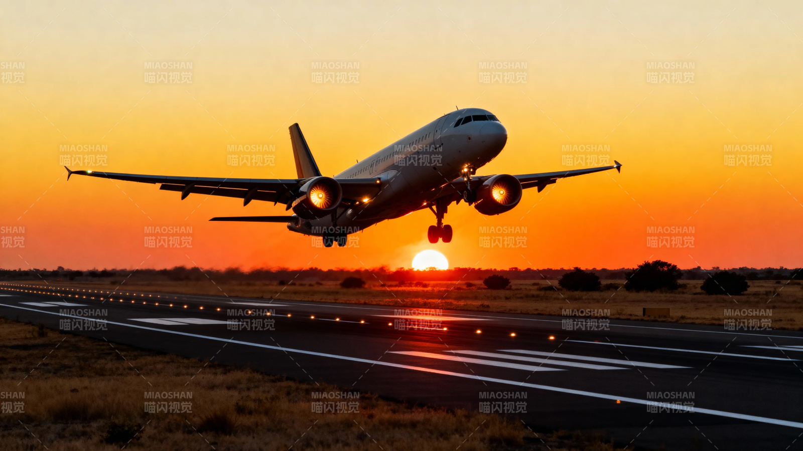 夕阳下飞机起飞瞬间图片