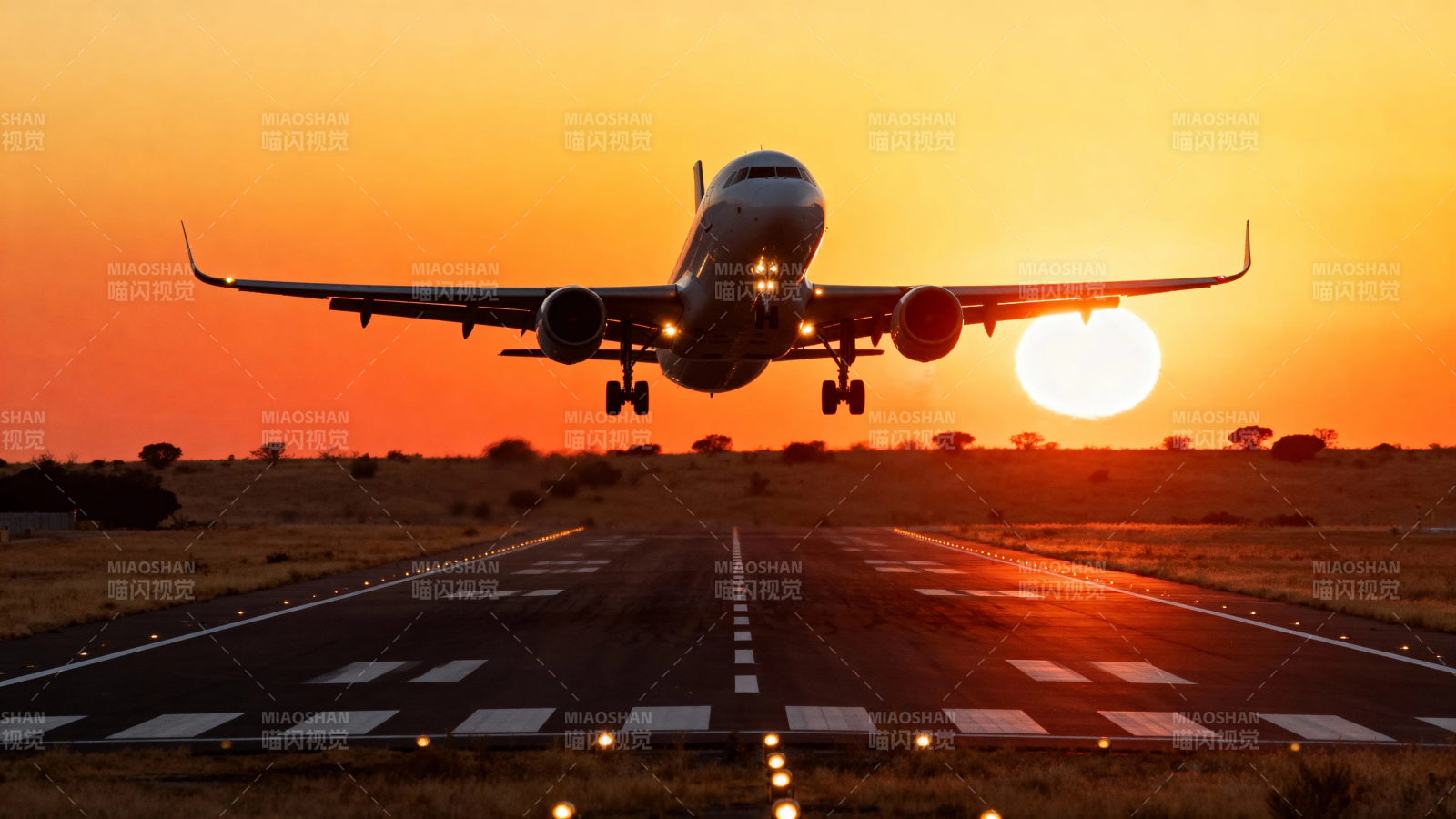 夕阳下飞机降落跑道图片
